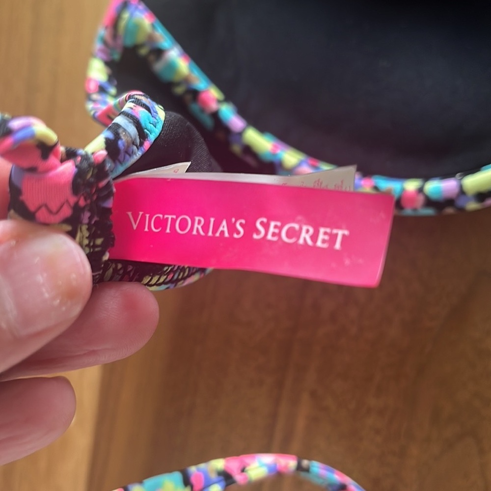 Victoria’s Secrets Bikini Top
34C
Gently used.
Excellent Condition
#89A - Picture 5 of 9